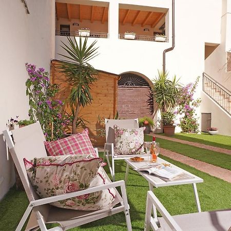 Apartments Villa Bougainville San Felice del Benaco Buitenkant foto
