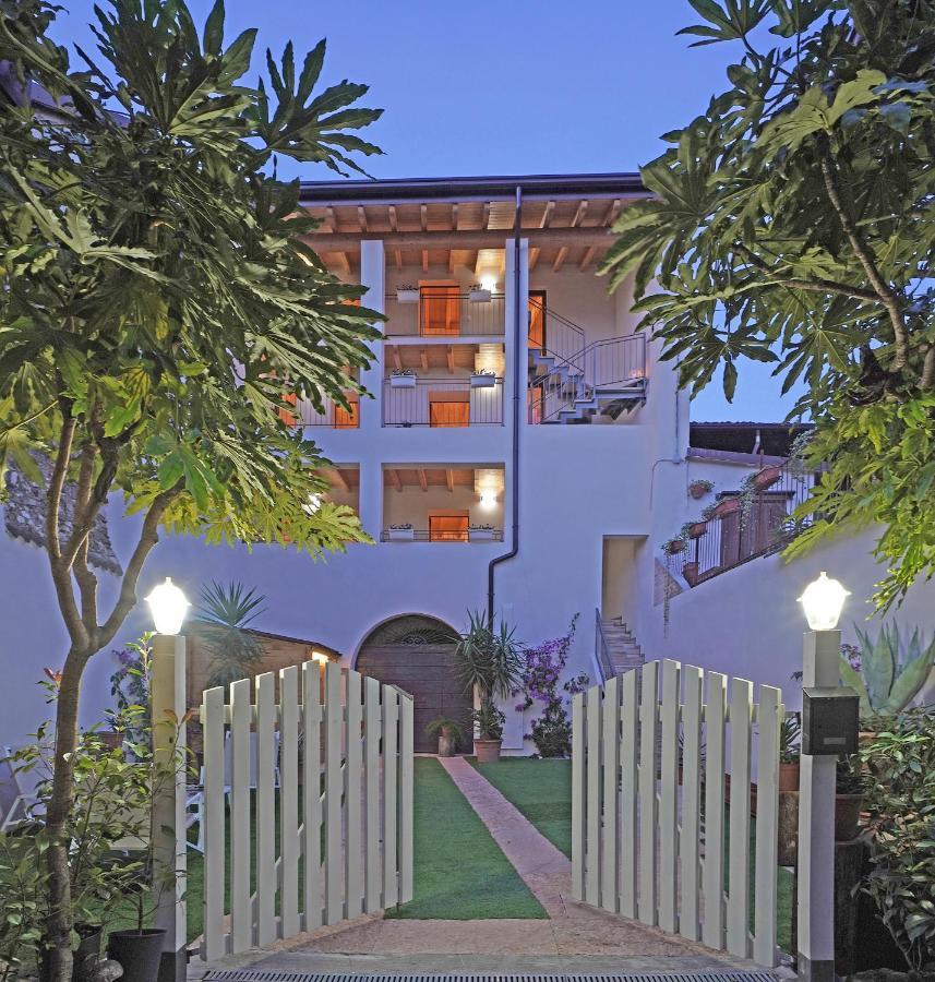 Apartments Villa Bougainville San Felice del Benaco Buitenkant foto