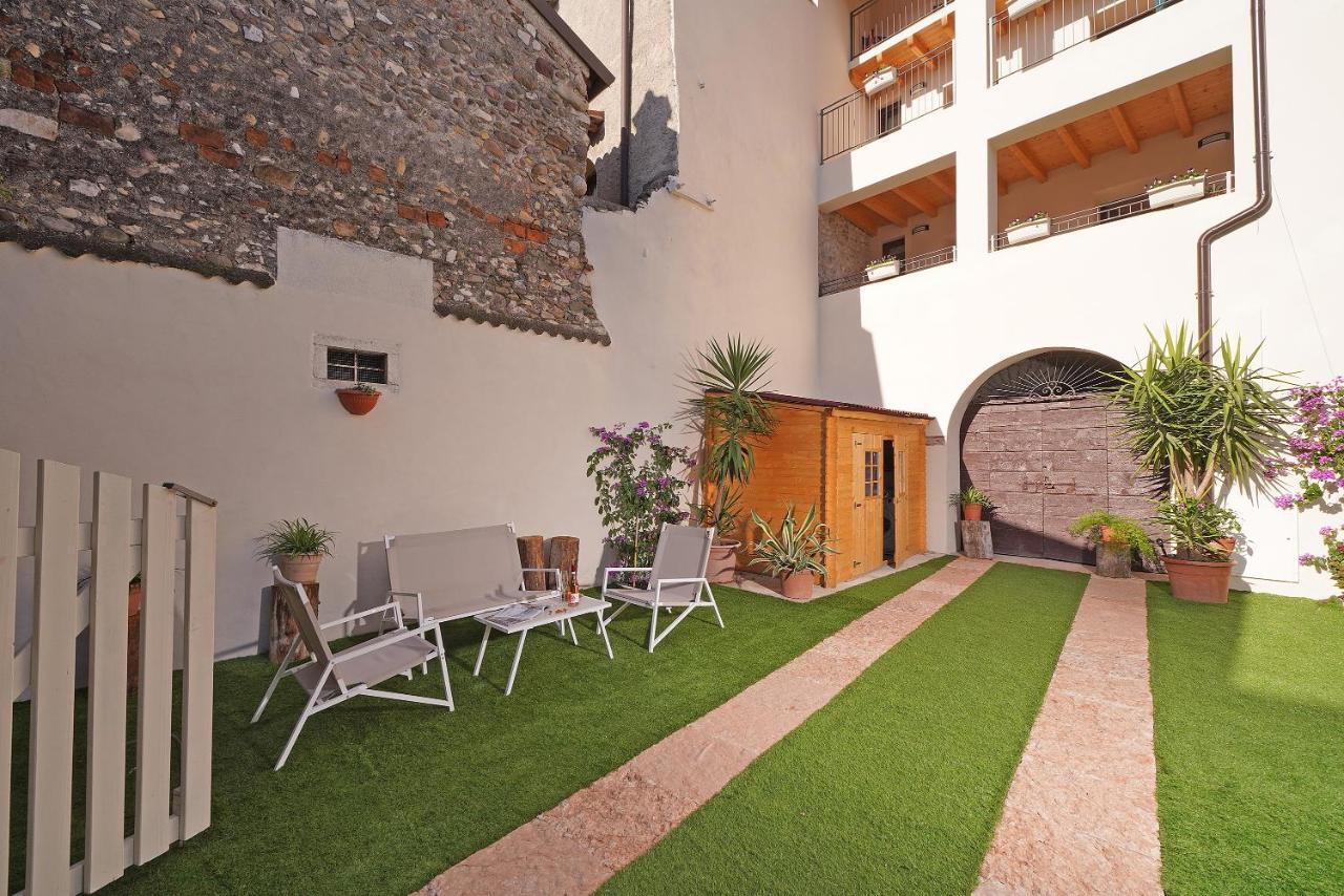 Apartments Villa Bougainville San Felice del Benaco Buitenkant foto
